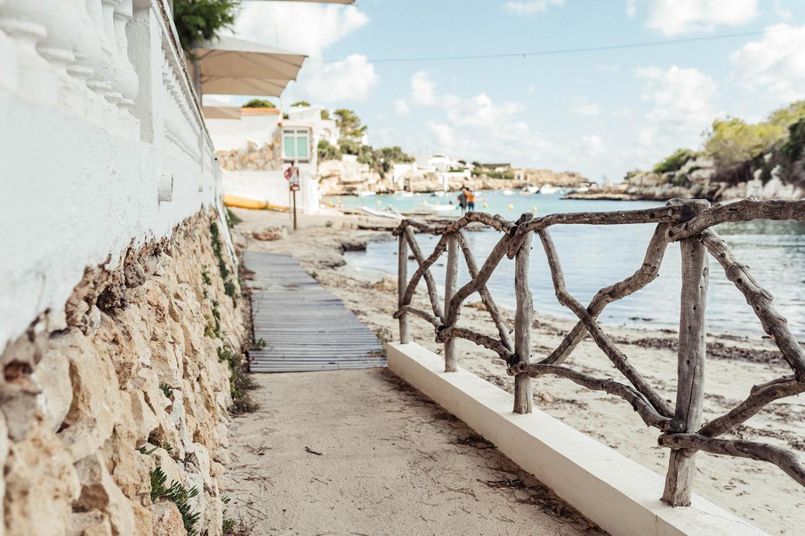 Hostal Xuroy Cala Alcaufar Eksteriør billede