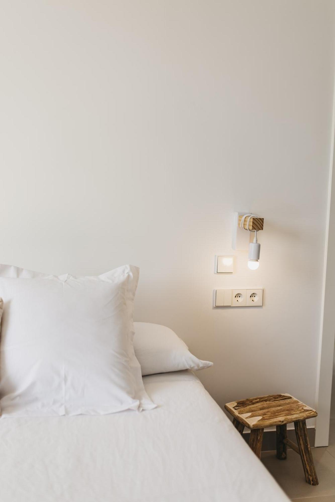 Hostal Xuroy Cala Alcaufar Eksteriør billede