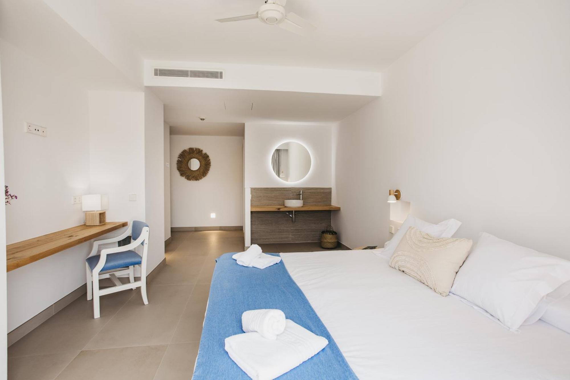 Hostal Xuroy Cala Alcaufar Eksteriør billede