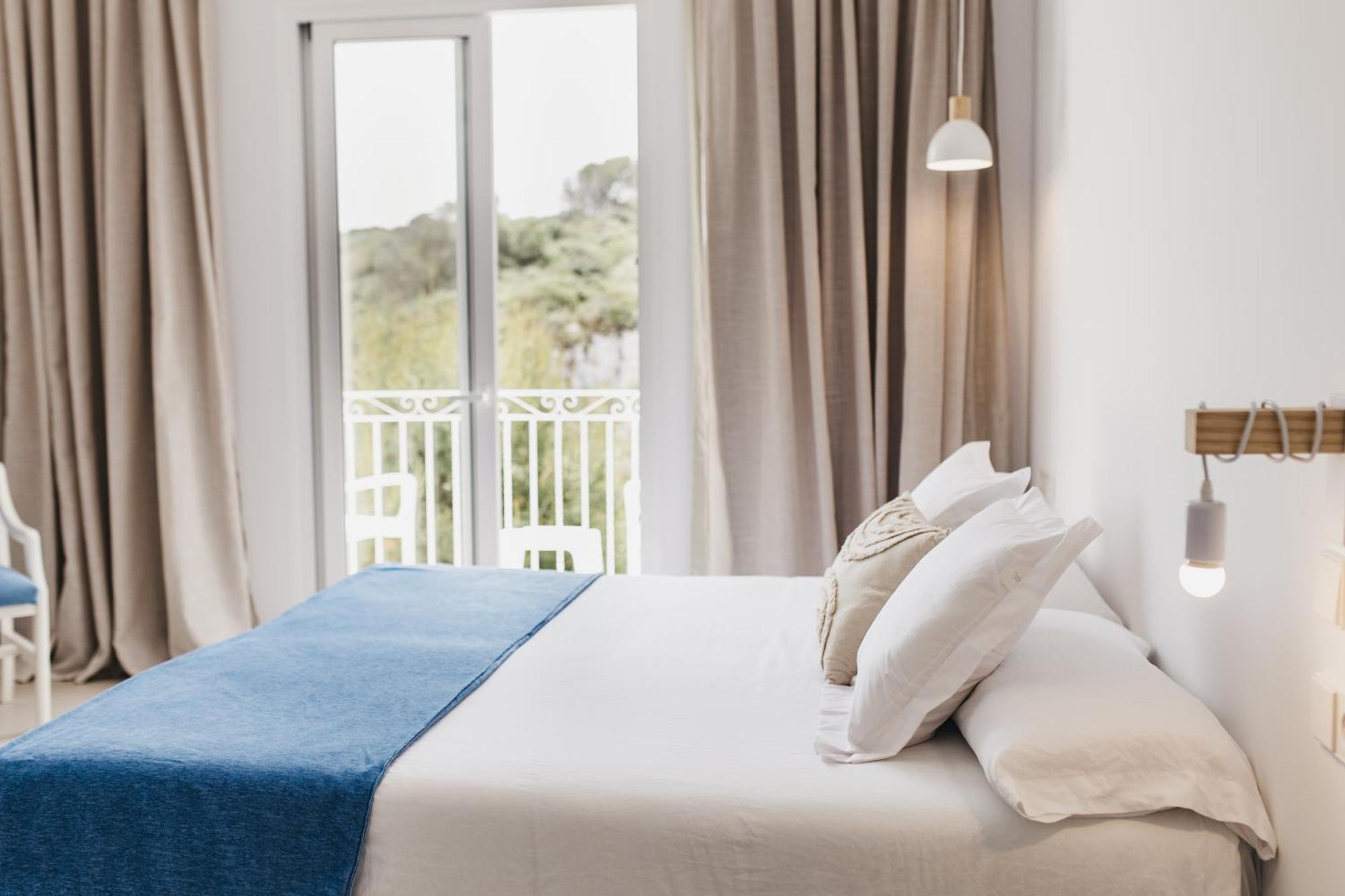 Hostal Xuroy Cala Alcaufar Eksteriør billede