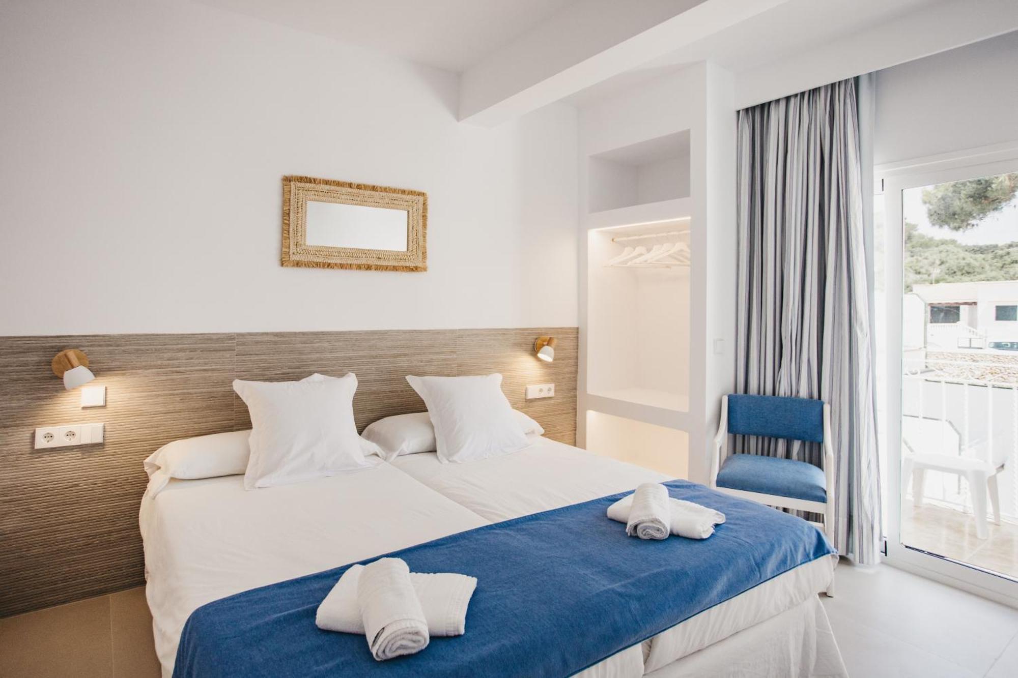 Hostal Xuroy Cala Alcaufar Eksteriør billede