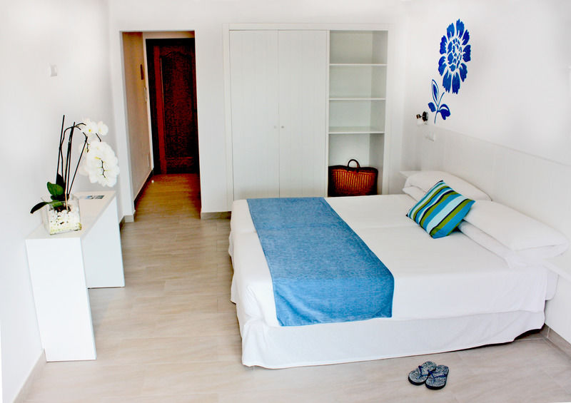 Hostal Xuroy Cala Alcaufar Eksteriør billede